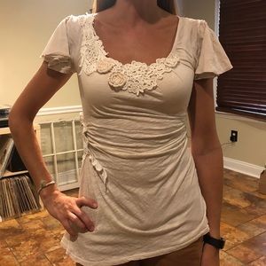 Deletta asymmetrical tip with floral pattern